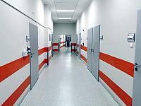 Do sal dla chorych na COViD-19 prowadzą przestronne korytarze.