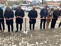 W otwarciu nowego Centrum Kultury w Brzeżnie uczestniczyli wicemarszałek województwa Olgierd Kustosz (trzeci z lewej) oraz członek Zarządu Stanisław Wziątek (drugi z lewej).