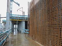 Można dostrzec już pierwsze elementy budynku. Do tego pół tysiąca pali wbitych w ziemię, oczyszczony teren, wykonane zbrojenia i pierwsze betonowanie fundamentów. 