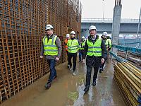 Można dostrzec już pierwsze elementy budynku. Do tego pół tysiąca pali wbitych w ziemię, oczyszczony teren, wykonane zbrojenia i pierwsze betonowanie fundamentów. 