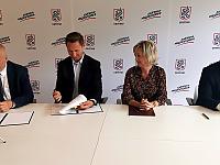 Marszałek województwa Olgierd Geblewicz (drugi z lewej) podpisał z władzami gminy Gryfino umowę na budowę ścieżki rowerowej prowadzącej do Wełtynia.