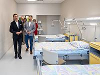 Po oficjalnym otwarciu goście uroczystości - w tym marszałek Olgierd Geblewicz (na pierwszym planie) oraz wicemarszałek Tomasz Sobieraj (za nim) - zwiedzali nowy obiekt.