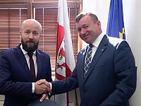 Wicemarszałek województwa Jarosław Rzepa oraz p.o. dyrektora RZGW Marek Duklanowski podpisali umowy o dofinansowanie ze środków RPO WZ 20 maja 2019 r.