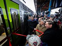 Symboliczne otwarcie nowego pociągu - obok marszałka Olgierda Geblewicza (po prawej stronie) Stanisław Wziątek - członek zarządu województwa, Zbigniew Konieczek - prezes Newagu, Jacek Wasik - dyrektor Przedstawicielstwa Komisji Europejskiej we Wrocławiu 