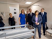 W uroczystości udział wzięli m.in.: minister zdrowia Izabela Leszczyna, marszałek województwa Olgierd Geblewicz, dyrektor placówki Małgorzata Usielska i konsultant krajowy w dziedzinie chorób zakaźnych prof. Miłosz Parczewski
