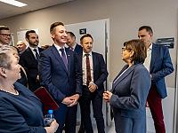 W uroczystości udział wzięli m.in.: minister zdrowia Izabela Leszczyna, marszałek województwa Olgierd Geblewicz, dyrektor placówki Małgorzata Usielska i konsultant krajowy w dziedzinie chorób zakaźnych prof. Miłosz Parczewski