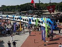 Hybryda przy latarni morskiej w Kołobrzegu.