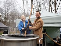 Marszałek Województwa Zachodniopomorskiego Olgierd Geblewicz i burmistrz Wolina Ewa Grzybowska serwowali uczestnikom gorący posiłek