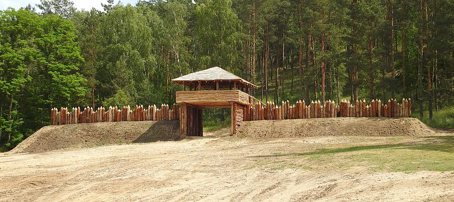 Na djęciu: Odnowiona palisada położona przy Górze Czcibora