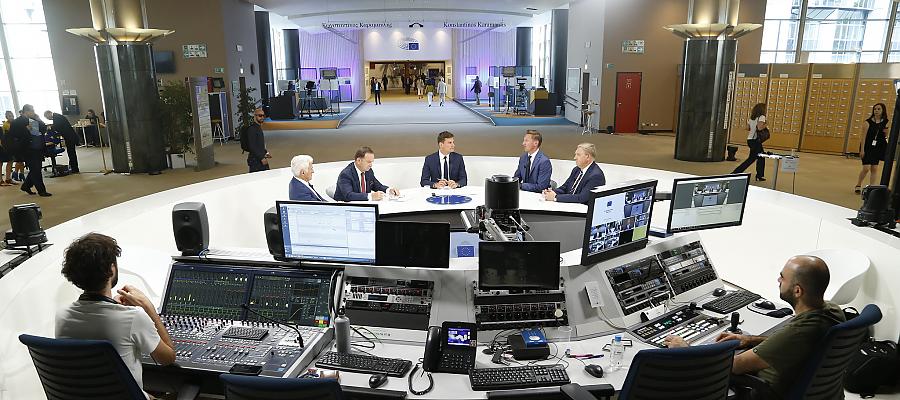 Dyskusja z udziałem byłego premiera, posła do PE Jerzego Buzka, marszałka województwa zachodniopomorskiego Olgierda Geblewicza, marszałka województwa podkarpackiego Władysława Ortyla i prezydenta Białegostoku Tadeusza Truskolaskiego.