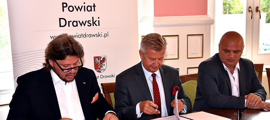 Członek Zarządu Województwa Zachodniopomorskiego Stanisław Wziątek (w środku) złożył podpis na umowie, dzięki której spółka Abek spod Drawska Pomorskiego wdroży kolejną innowację i produkować będzie chusteczki nawilżone spłukiwalne - fot. Starostwo Powiatowe w Drawsku Pomorskim.