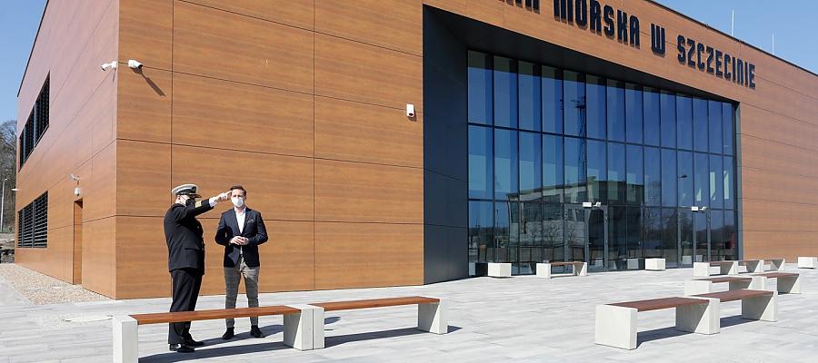 W towarzystwie rektora Akademii Morskiej w Szczecinie prof. Wojciecha Ślączki (pierwszy z lewej) postępom prac na budowie CEOP przyglądał się marszałek województwa Olgierd Geblewicz