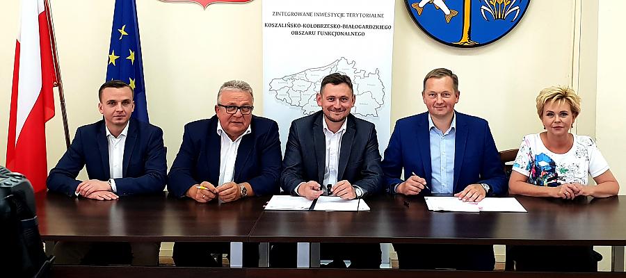 Na zdjęciu: Wicemarszałek województwa Tomasz Sobieraj (w środku), członek Zarządu Województwa Janusz Gromek (drugi z lewej) oraz wójt Jacek Smoliński (drugi z prawej)