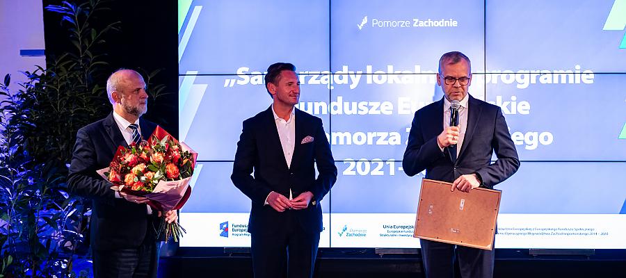 - Praca w samorządzie to służba, która nie jest łatwa, ale daje satysfakcję, ponieważ przynosi wyraźne korzyści dla gminy, regionu, województwa czy kraju. To działania, które bezpośrednio oddziałują na życie mieszkańców - napisano w liście do marszałka.