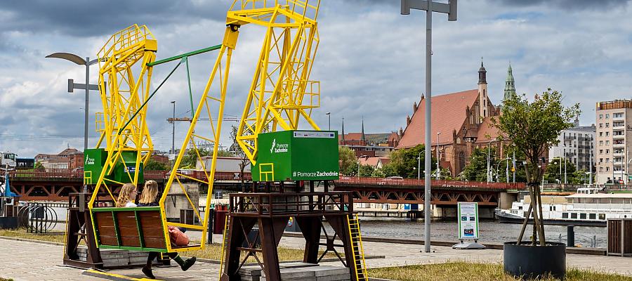Dodatkowe dźwigozaury na Łasztowni, czyli znów można się huśtać