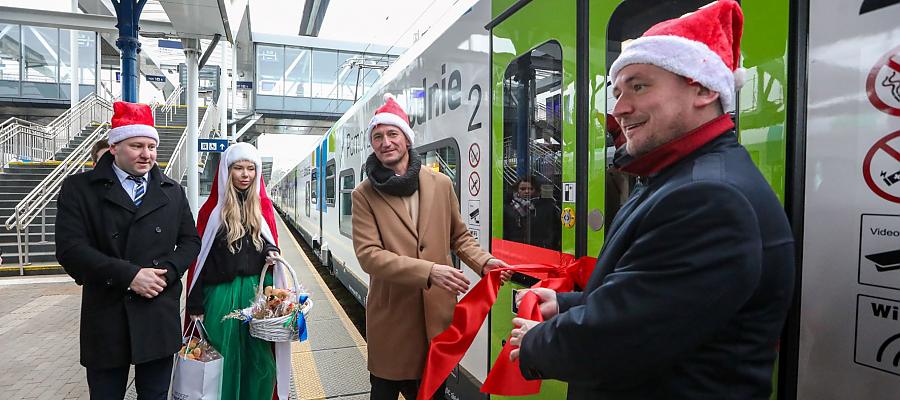 Marszałek Olgierd Geblewicz i wicemarszałek Tomasz Sobieraj symbolicznie rozpakowali prezenty dla pasażerów - nowoczesne pociągi hybrydowe.