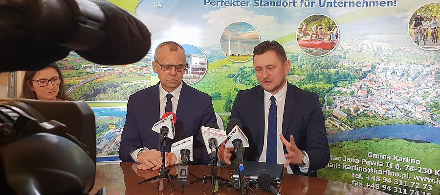 Wicemarszałek Tomasz Sobieraj i Burmistrz Karlina Waldemar Miśko.