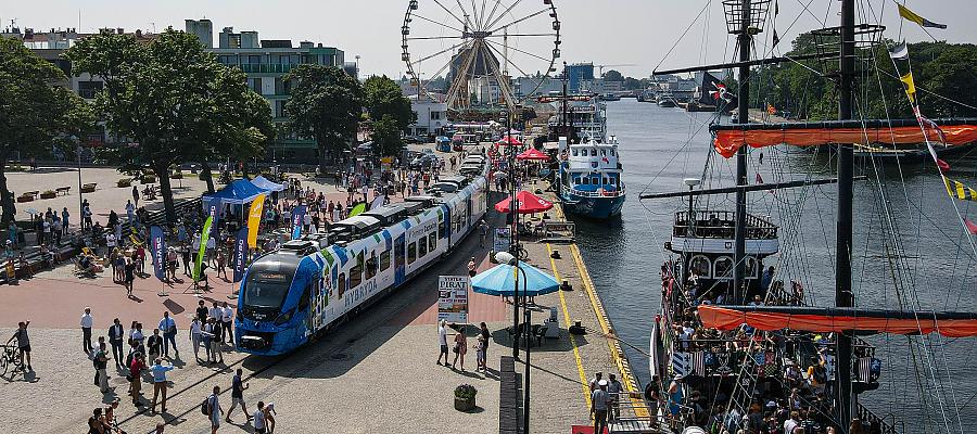 Hybryda przy latarni morskiej w Kołobrzegu.