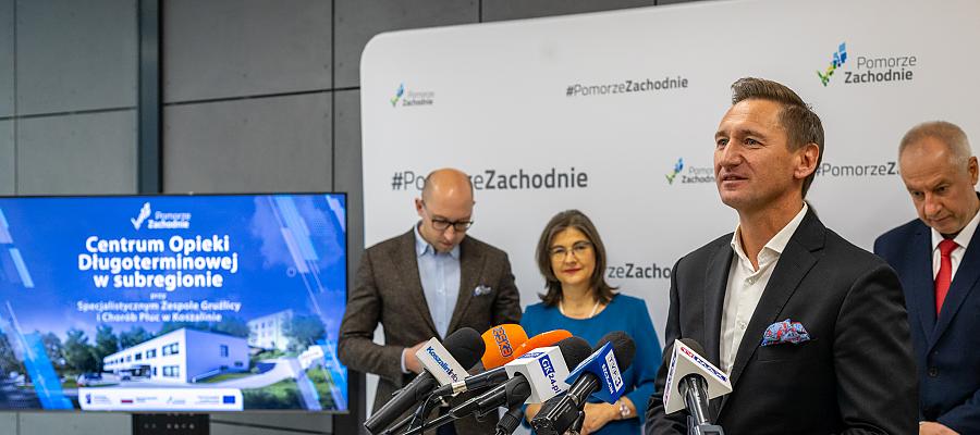 Marszałek województwa Olgierd Geblewicz (przy mikrofonie) uczestniczył w uroczystym otwarciu Centrum Opieki Długoterminowej w Specjalistycznym Zespole Gruźlicy i Chorób Płuc w Koszalinie