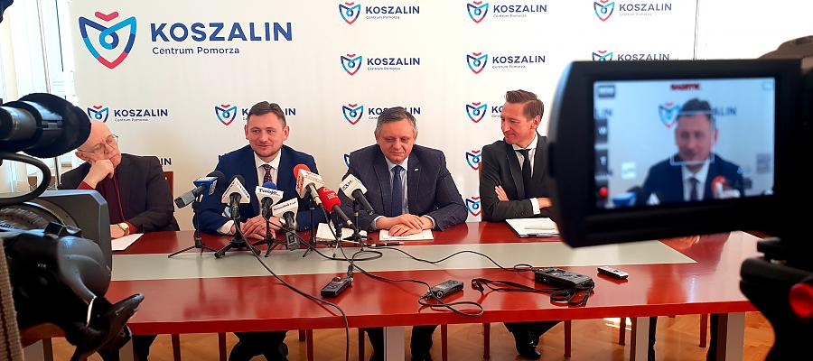 Marszałek województwa Olgierd Geblewicz (pierwszy z prawej), wicemarszałek Tomasz Sobieraj (drugi z lewej) oraz prezydent Koszalina Piotr Jedliński (drugi z prawej) parafowali porozumienia