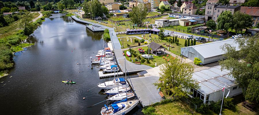 Wypiękniały tereny nad rzeką Łarpia w Policach.