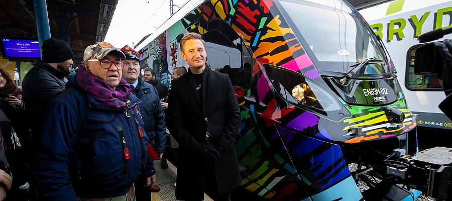 Marszałek Olgierd Geblewicz, Jerzy Owsiak - dyrygent Wielkiej Orkiestry Świątecznej Pomocy i Roman Polański (w środku) - kolejarz, który co roku otwiera festiwal Pol'and'Rock powitali festiwalowy pociąg w Szczecinie.