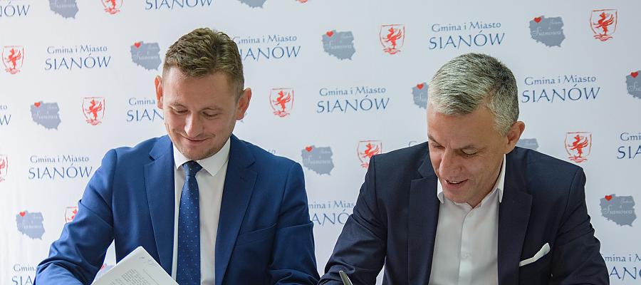 Nazdjęciu: wicemarszałek województwa Tomasz Sobieraj oraz burmistrz Maciej Berlicki.