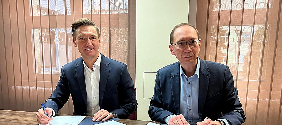 Marszałek województwa Olgierd Geblewicz (z lewej) oraz dyrektor placówki Łukasz Tyszler podpisali umowę gwarantującą 13 mln zł dla Szpitala „Zdroje”