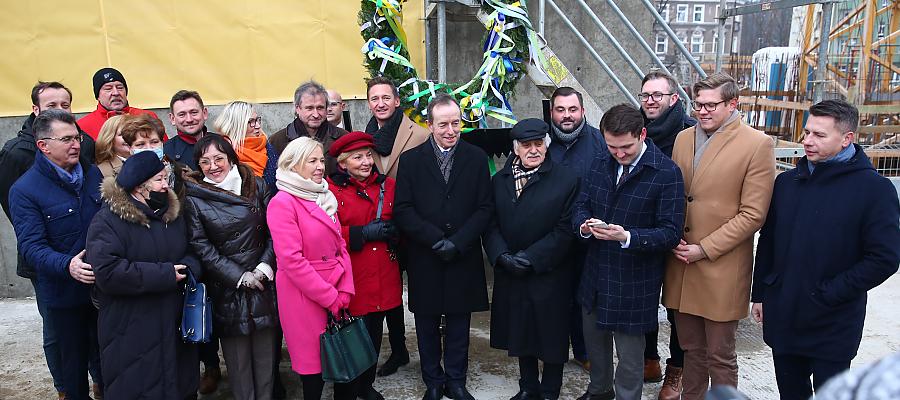 Zawieszenie wiechy na budynku Teatru Polskiego - 8 grudnia 2021 r.