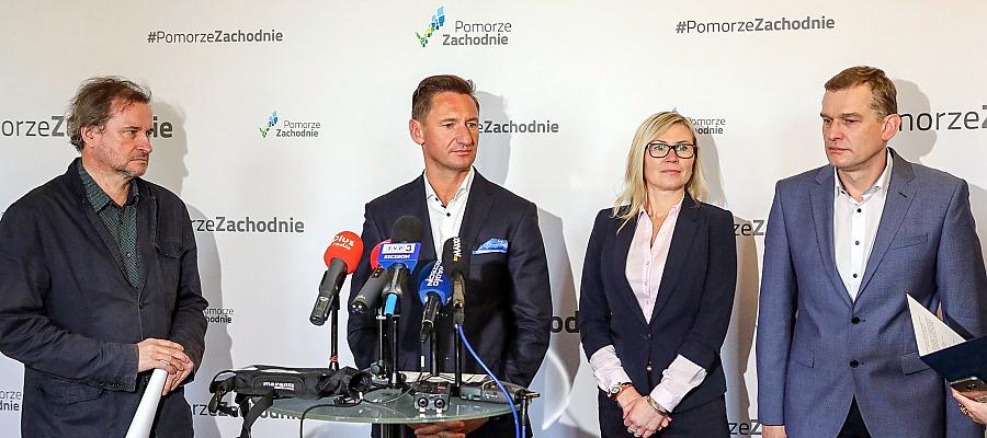 Briefing prasowy poświęcony tematowi inwestycji rozbudowy Teatru Polskiego w Szczecinie z udziałem marszałka Olgierda Geblewicza, członkini Zarządu Anny Bańkowskiej, dyrektora Teatru Polskiego w Szczecinie Adama Opatowicza oraz skrabnika województwa Marka Dylewskiego.