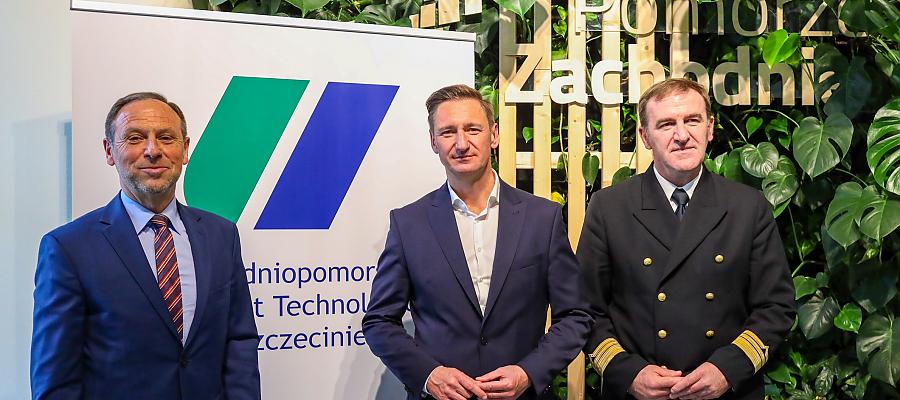 Marszałek Olgierd Geblewicz oraz rektor ZUT prof. Jacek Wróbel (po lewej) i prorektor ds. innowacji i rozwoju Akademii Morskiej prof. Janusz Uriasz (po prawej).