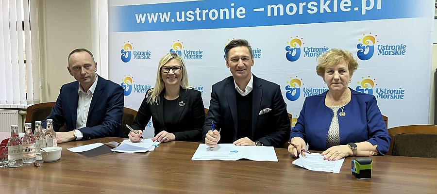 Stronę Samorządu Województwa reprezentował marszałek województwa Olgierd Geblewicz oraz Członkini Zarządu Województwa Zachodniopomorskiego Anna Bańkowska (II od lewej). Ze strony beneficjenta podpis na dokumencie złożyła wójt Bernadeta Borkowska (I po prawej). 