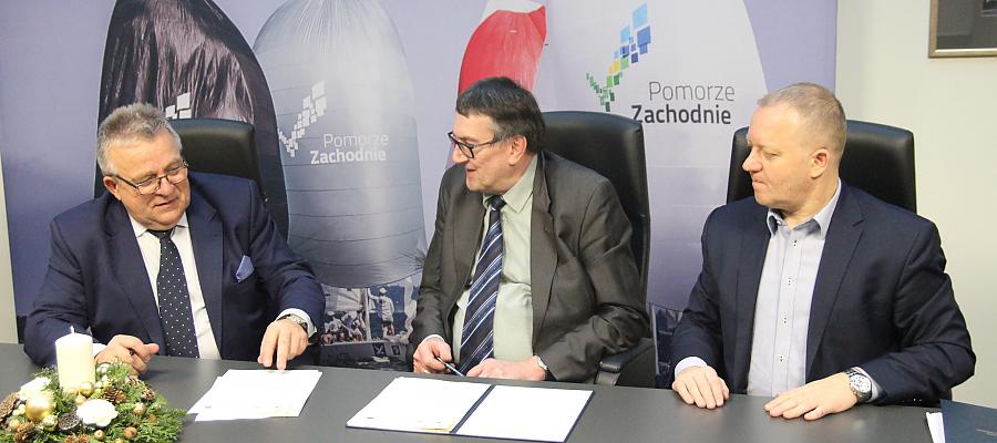 Na zdjęciu (od lewej): Członek Zarządu Województwa Zachodniopomorskiego Janusz Gromek, przewodniczący Związku Miast i Gmin Pojezierza Drawskiego Waldemar Włodarczyk oraz zastępca dyrektora Wydziału Wdrażania Działań Środowiskowych RPO Cezary Szeliga. Na zdjęciu (od lewej): Członek Zarządu Województwa Zachodniopomorskiego Janusz Gromek, przewodniczący Związku Miast i Gmin Pojezierza Drawskiego Waldemar Włodarczyk oraz zastępca dyrektora Wydziału Wdrażania Działań Środowiskowych RPO Cezary Szeliga.