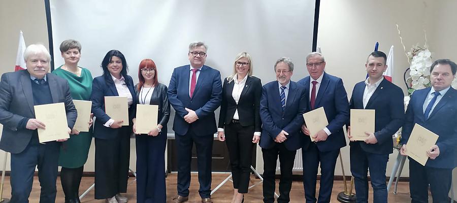 We wtorek, 28 lutego 2023 r. sformalizowało się Partnerstwo Powiatu Gryfickiego. Włodarze JST podpisali dokument, który określa zasady współpracy pomiędzy: Powiatem Gryfickim, Gminą Gryfice, Gminą Płoty, Gminą Trzebiatów, Gminą Brojce, Gminą Karnice oraz Gminą Rewal. Na spotkaniu obecna była członkini Zarządu Województwa Zachodniopomorskiego Anna Bańkowska oraz poseł Artur Łącki.